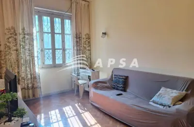 No coração vibrante do centro do rio, este charmoso apartamento mobiliado para aluguel é a escolha p