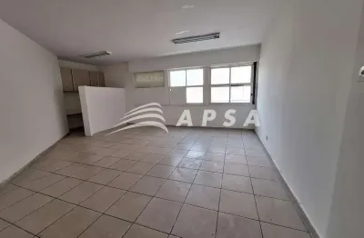 Apresentamos uma sala comercial reformada e espaçosa para aluguel, perfeita para quem busca tranquil