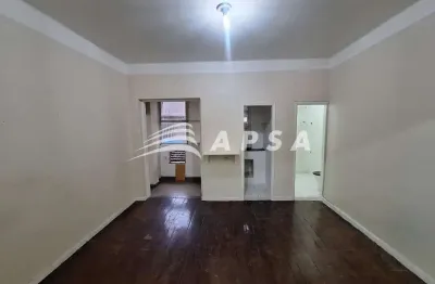 Imagine acordar com a brisa leve entrando pelas janelas de um charmoso conjugado na glória. em frent