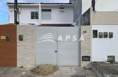 Casa de primeiro andar arejada com garagem, varanda, sala ampla, 03 quartos, 02 banheiros, cozinha,