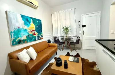 Na charmosa travessa angrense, em copacabana, encontra-se um verdadeiro refúgio urbano: um apartamen