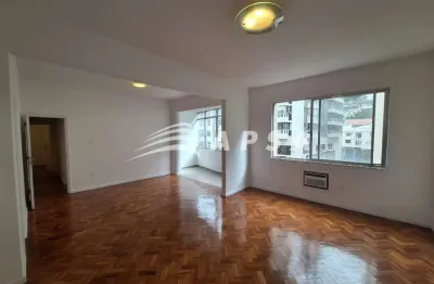 Em uma das ruas mais charmosas e arborizadas da cidade, encontra-se este magnífico apartamento de 15