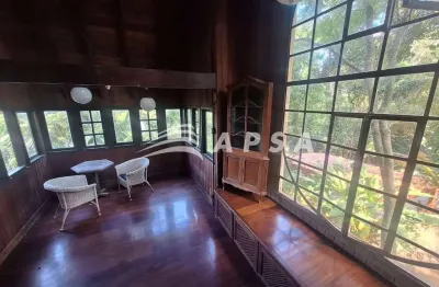 Em meio ao charme do bairro da gávea, esta casa tipo loft encanta com sua vista livre e para o mar.