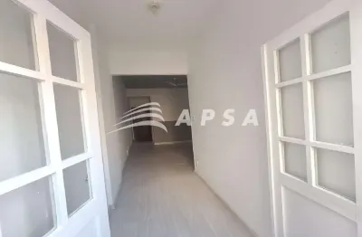 Apartamento em botafogo. ao entrar, você é recebido por uma sala ampla, perfeita para receber amigos