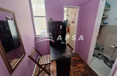 Em pleno coração de copacabana, encontra-se um charmoso apartamento de quarto e sala, perfeito para
