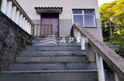 Venha conhecer esta casa encantadora em localização privilegiada, a apenas 20 minutos do grajaú, 10