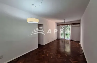 Este amplo apartamento de 3 quartos, sendo uma suíte aconchegante, combina conforto e praticidade em
