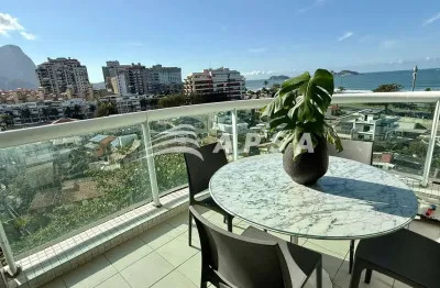 Em meio à vibrante barra da tijuca, na icônica av. lúcio costa, encontra-se um flat encantador com v