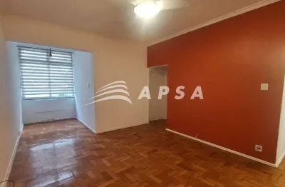 Apartamento no flamengo que une praticidade, charme e o aconchego que você procura. ao entrar, você