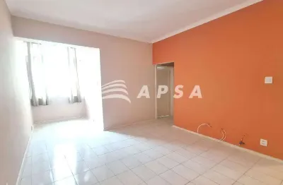 Apartamento no flamengo, acolhedor e cheio de praticidade. a sala compacta é iluminada pela tranquil