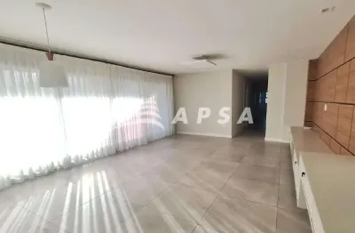Apartamento em botafogo, sala ampla com varanda integrada cria o cenário perfeito para receber amigo