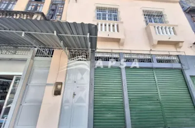 Apartamento de sala, 03 quartos, cozinha, banheiro, área de serviço e dependência de empregada. com