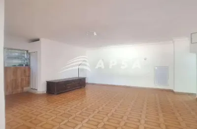 Apartamento com a sensação acolhedora de uma casa na gloria. ao entrar, você é recebido por uma sala