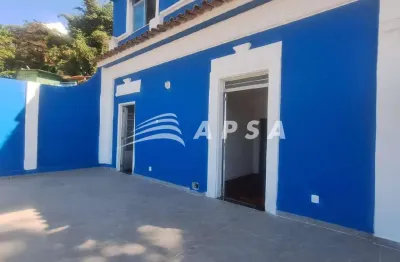 Apartamento com a sensação acolhedora de uma casa na gloria. o imóvel conta com sala compacta, mas f