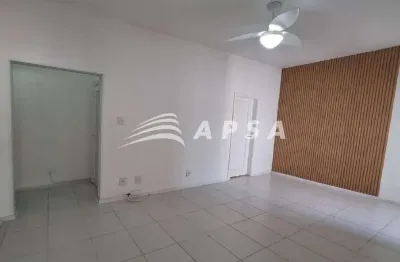 Apartamento no flamengo com o metrô a poucos passos de casa. ao entrar no apartamento, você é recebi