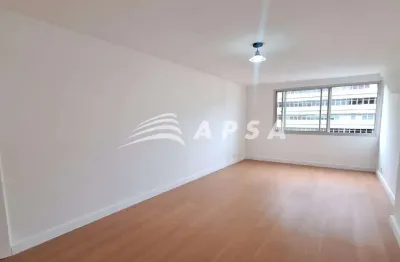 Apartamento em botafogo. logo na entrada, a sala ampla convida para momentos de descontração. o quar