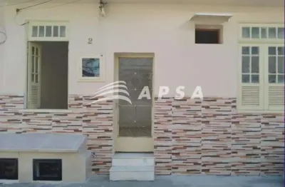 Charmosa casa de vila recém-pintada, perfeita para quem busca tranquilidade e aconchego em um ambien