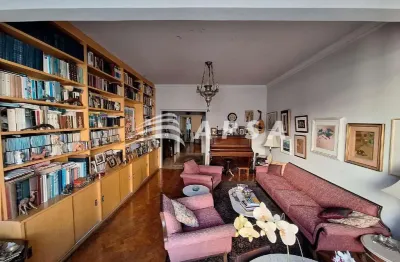 Em uma das ruas mais tranquilas de copacabana, o charme deste apartamento na leopoldo miguez encanta