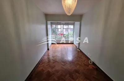 Imagine morar em um charmoso apartamento de 101m², no coração do flamengo, onde cada detalhe convida