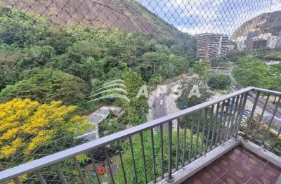 Desperte todos os dias com uma vista deslumbrante para a lagoa e o verde ao redor neste lindo aparta