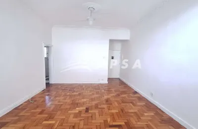 Apartamento no catete. a sala ampla convida para momentos de descanso ou boas conversas, com espaço