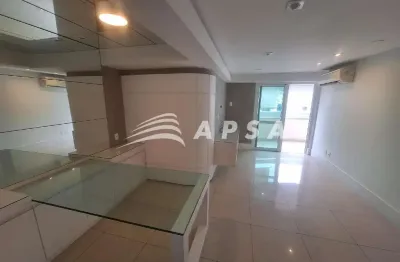 Imagine viver em um refúgio urbano no coração do humaitá. esta cobertura duplex de 146m² combina con