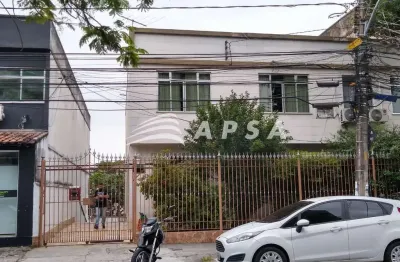 Apartamento na portuguesa, ilha do governador. logo ao entrar, a sala ampla convida a momentos de co