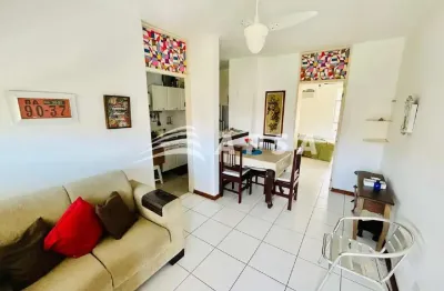 Apartamento aconchegante, mobiliado e bem planejado, composto por 1 quarto com armário embutido e ba