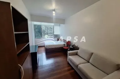 Entre o mar e a montanha, em são conrado, esconde-se um refúgio de 35m² com alma de gigante. um conj