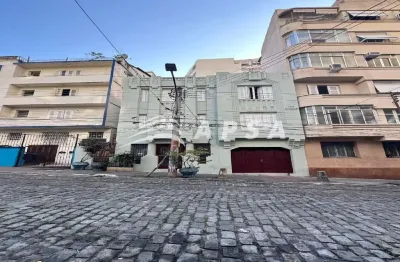 No coração boêmio de santa teresa, apresentamos para aluguel um imóvel raro, cheio de vida, história