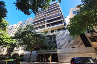 Sala espaçosa com  varanda; 03 (três) quartos com armários, sendo 1 suíte com closet; banheiro socia