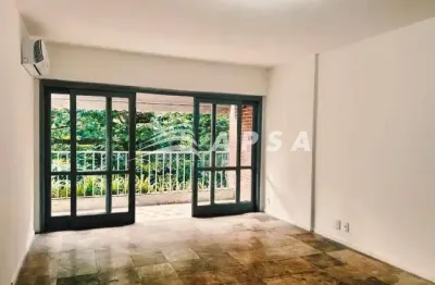 Ótimo apartamento, sol da manhã, prédio recuado com varanda com vista copa das árvores. sala arejada