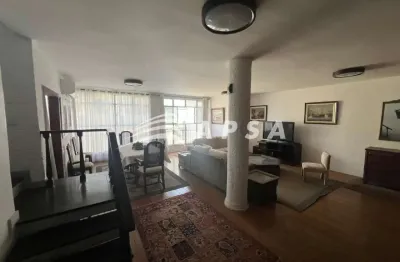 Em uma das ruas mais desejadas de copacabana, a domingos ferreira, ergue-se um raro triplex com cobe