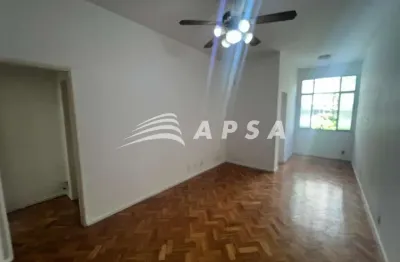 Em uma das ruas mais acolhedoras de copacabana, a raimundo correia, encontra-se um lindo apartamento