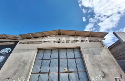 Amplo galpão comercial, composto por frente/salão principal, área interna e banheiro.