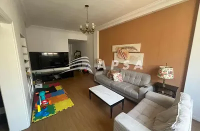 No coração de copacabana, na charmosa rua leopoldo miguez, um apartamento de 125m² guarda histórias