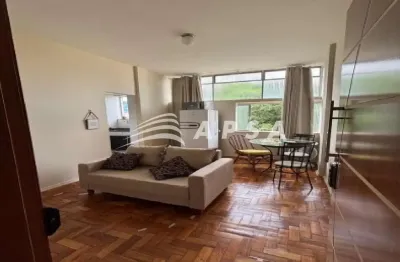 No coração da glória, um apartamento de 45m² na charmosa rua santo amaro ganha vida em cada detalhe.