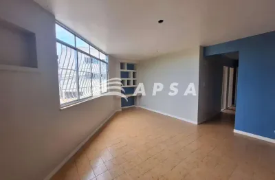 Apartamento dois quartos recém-reformado, sala com estante embutida em gesso, cozinha com armário so