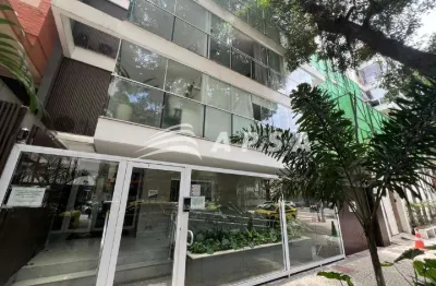 Em uma rua surpreendentemente silenciosa de copacabana, um flat impecável conta sua nova história. t