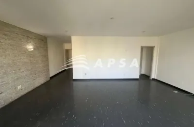 No alto das laranjeiras, um charmoso duplex de 324m² revela sua história em cada detalhe. no primeir