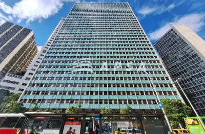 Em ótimo estado, frente, vista para o largo da carioca, sala dividida em 02 ambientes, divisoria com