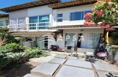 Casa duplex localizada em condomínio fechado, oferecendo conforto, segurança e excelente infraestrut