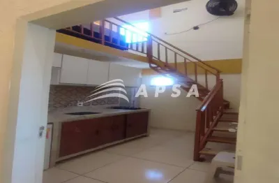 Kitnet toda mobiliada, pronta pra morar. lugar bem localizado, tranquilo e com fácil acesso a tudo.