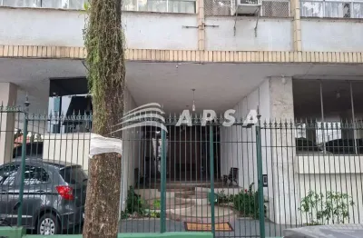 Imóvel em excelente localização. rua arborizada, p´róxima à praca edmundo bitencourt e metrô siqueir