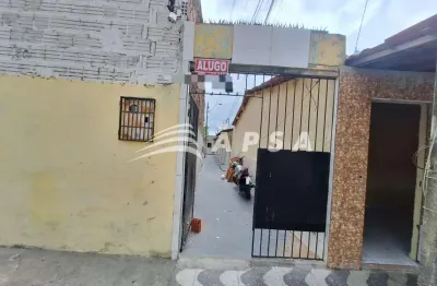 Casa com 1 quarto, 1 banheiro, sala de estar ampla, cozinha americana, área de serviço, quintal e 1