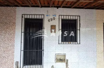 Casa com 1 quarto forrado, 1 banheiro, sala de estar, cozinha com armário, área de serviço, quintal,