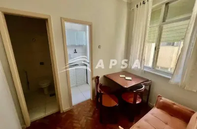 A poucos passos da famosa praia de copacabana, este lindo apartamento convida você a viver o melhor