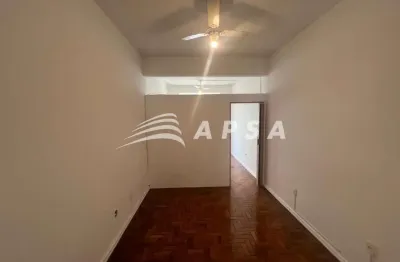 Na tradicional rua artur bernardes, no catete, um quarto e sala encanta logo na chegada. com 40m² be
