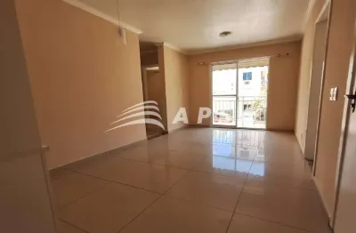 Ao abrir a porta, você sente: este não é apenas um apartamento, é um lar. a sala acolhe com luz natu