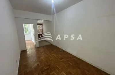 O sol entra generoso pelas janelas de frente, iluminando cada canto deste lindo apartamento de 2 qua